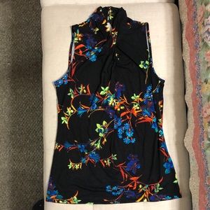 Multicolored floral print, sleeveless blouse.